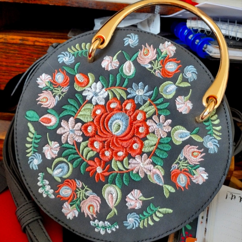 ⭐️Charming Charlie Embroidered Crossbody ⭐️